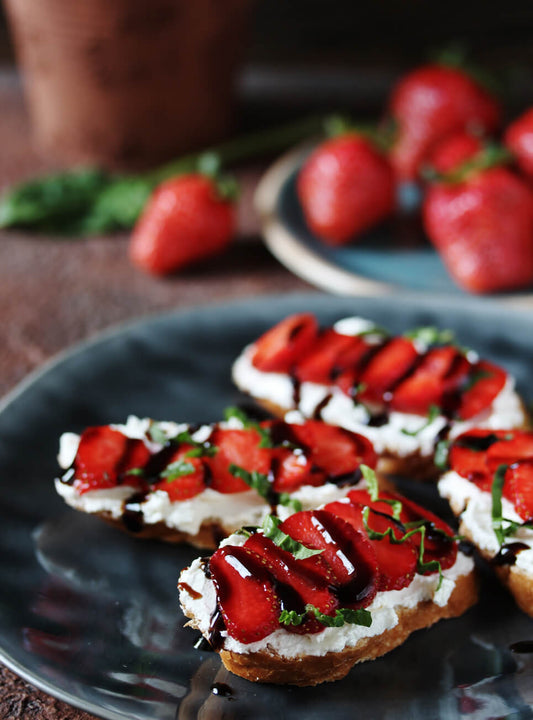 Brot mit Erdbeeren und Balsamicocreme