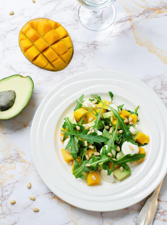 Mango-Avocado-Rucola-Salat mit Pinienkernen
