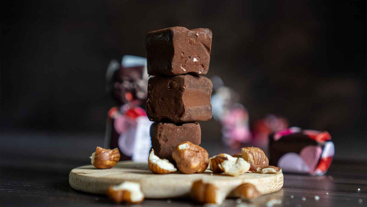 Dunkler Tartufo dolce mit Haselnüssen aus dem Piemont