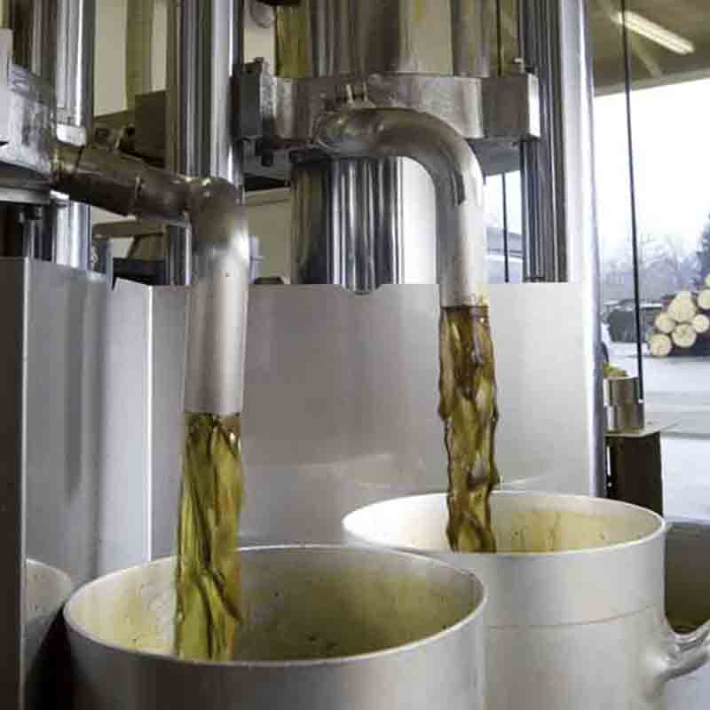 Ölmühle produziert Olivenöl in großen Behältern.