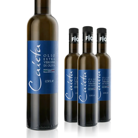 Vier Flaschen Caieta Olivenöl mit blauen Etiketten.