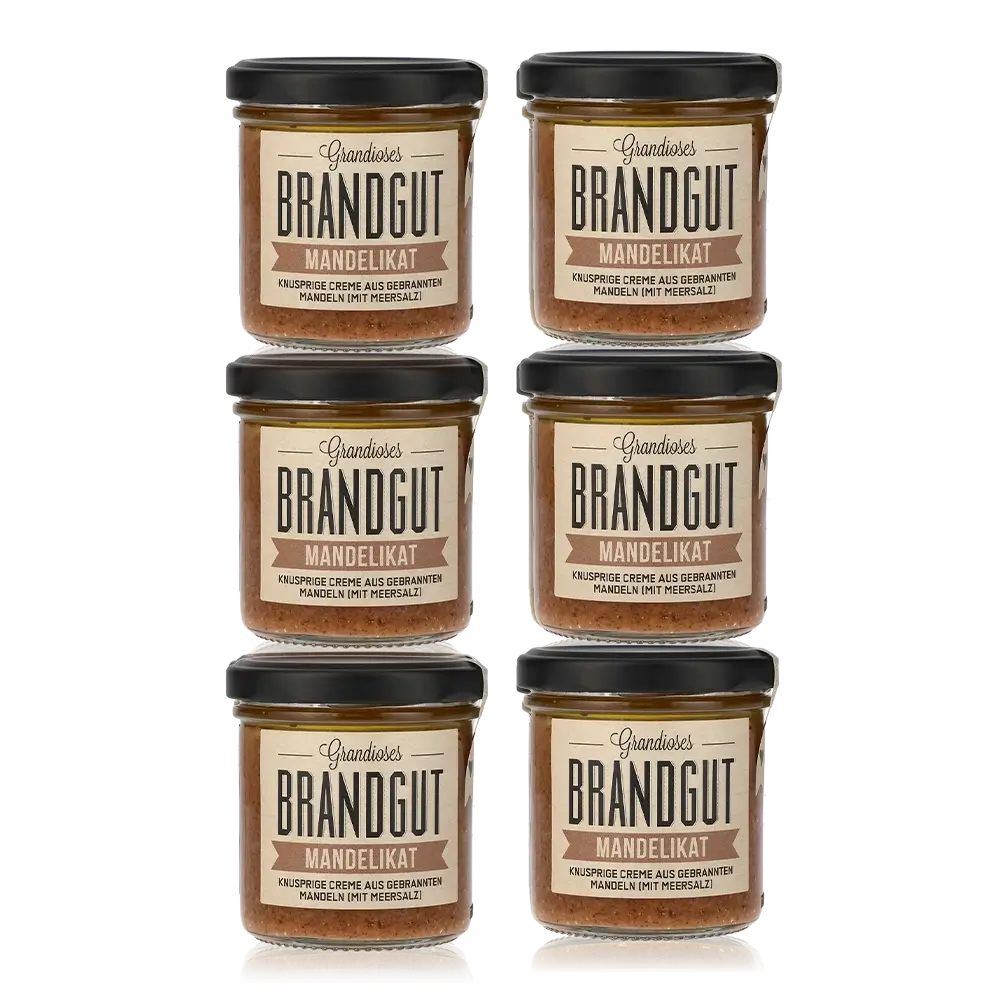 Sechs Gläser Brandgut Mandelikat Feinkost mit Etiketten.