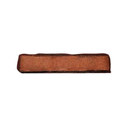 Praline mit Schokoladenüberzug, angeschnitten.