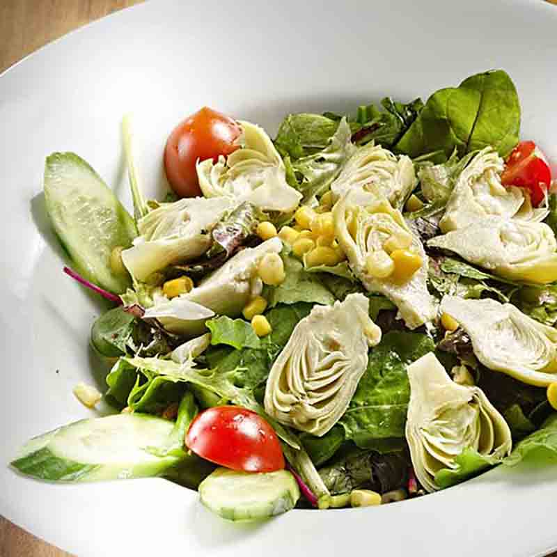 Artischockensalat mit Tomaten, Gurken, Mais und Blattsalat.
