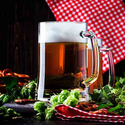 Glas mit Bockbier gefüllt