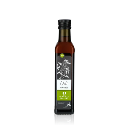Ölmühle Solling Chili Würzöl Flasche vor schwarzem Hintergrund.