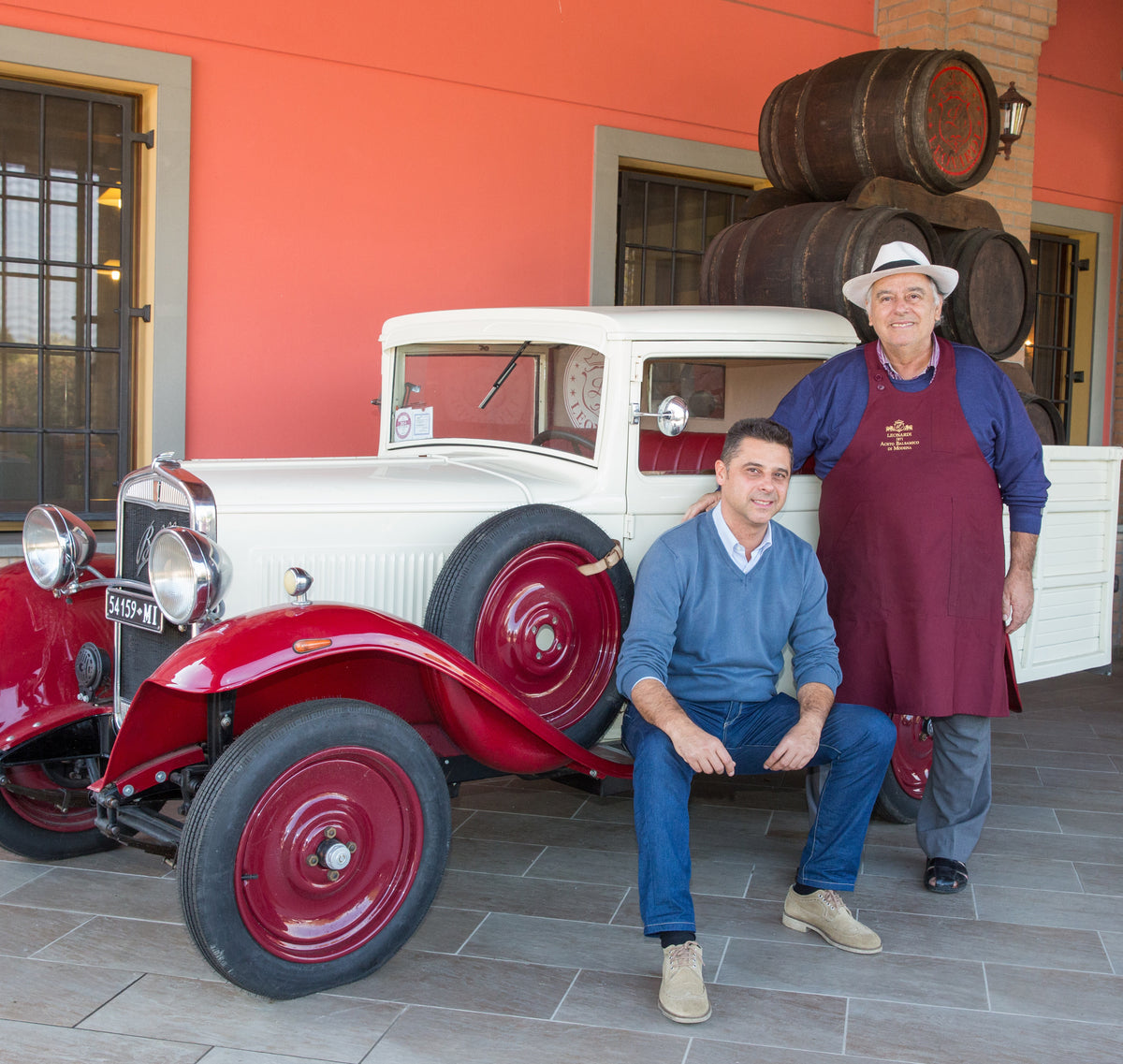 Zwei Männer, Oldtimer, Weinfässer.