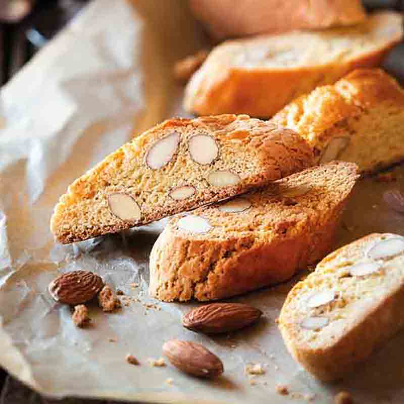Cantuccini mit Mandeln auf Papier.