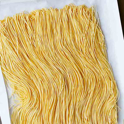 Frische gelbe Spaghetti auf Tablett.