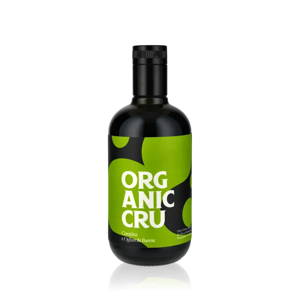 Flasche Ciccolella Organic Cru Olivenöl vor schwarzem Hintergrund.