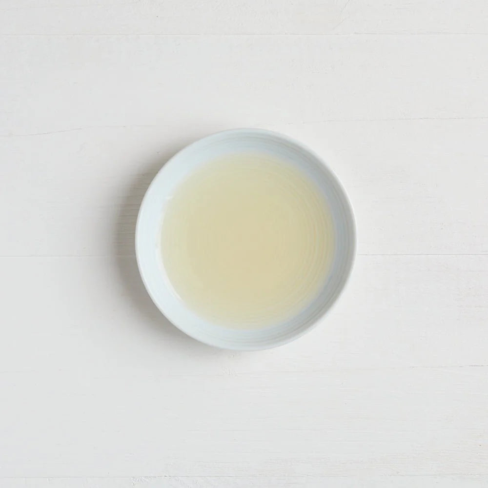 Schale mit hellem Essig.