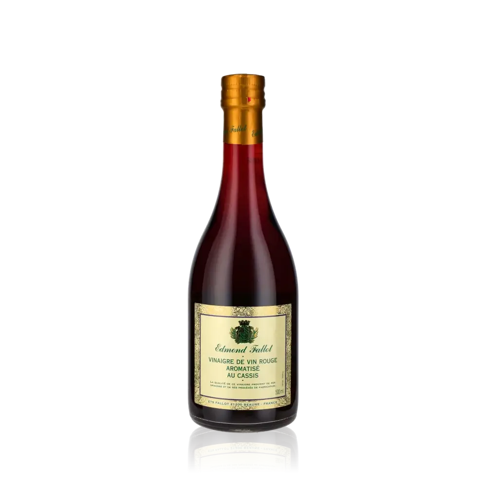 Fallot Rotweinessig mit Cassis Flasche vor schwarzem Hintergrund.