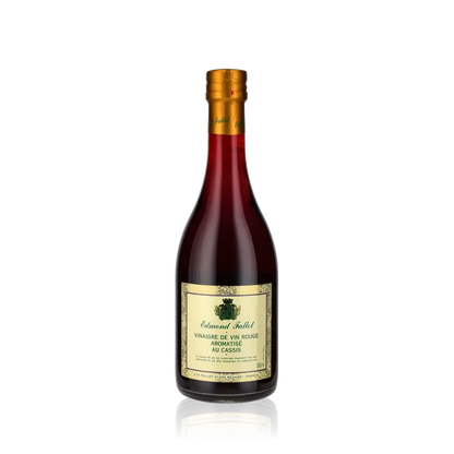 Fallot Rotweinessig mit Cassis Flasche vor schwarzem Hintergrund.