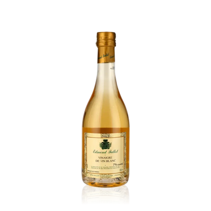 Flasche Edmond Fallot Weißweinessig vor schwarzem Hintergrund.
