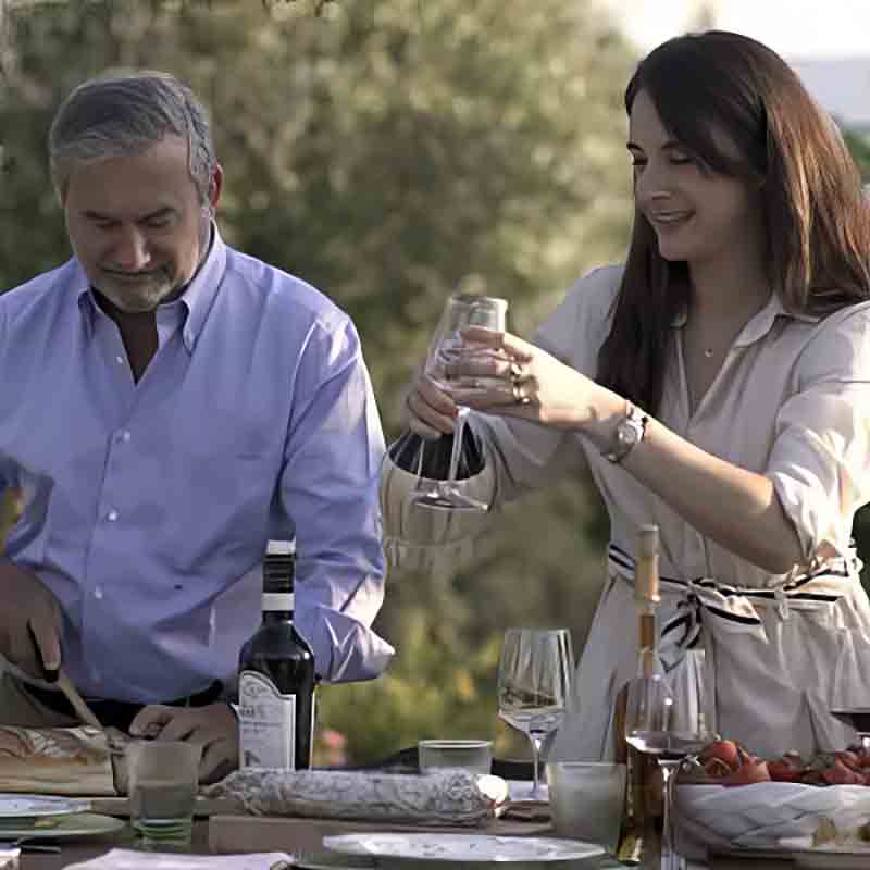 Genussvolle Mahlzeit der Familien-Eigentümer der Ölmühle im Freien mit Olivenöl von Frantoio Santa Téa.