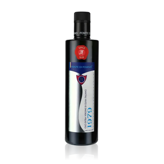 Olivenölflasche Fonte di Foiano vor schwarzem Hintergrund.