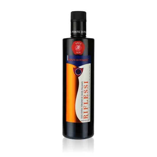 Fonte di Foiano Riflessi Olivenöl Flasche vor schwarzem Hintergrund.