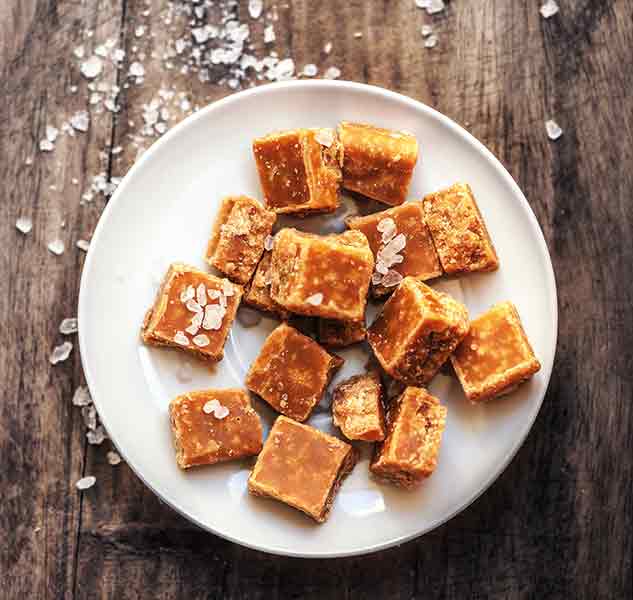 Fudge-Stücke auf weißem Teller.