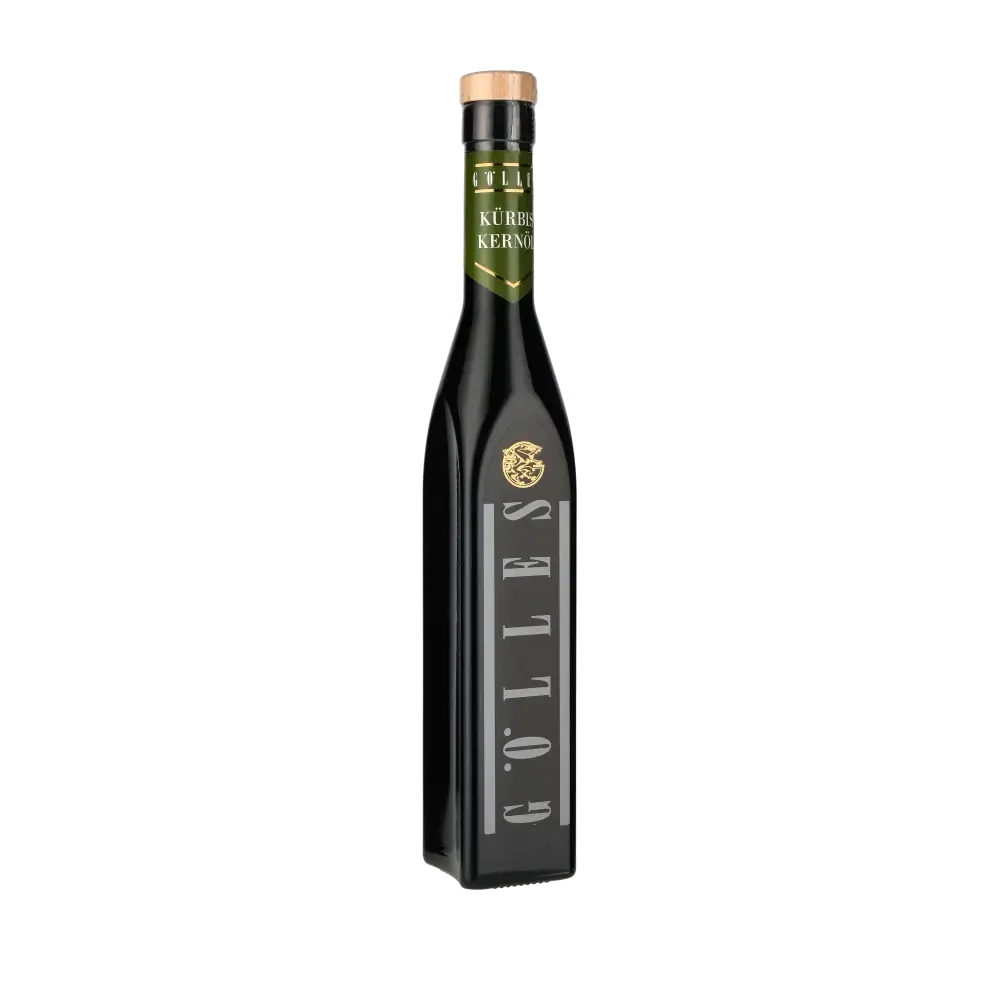 Gölles Kürbiskernöl Flasche vor schwarzem Hintergrund.