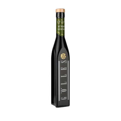 Gölles Kürbiskernöl Flasche vor schwarzem Hintergrund.