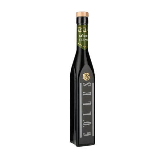 Gölles Kürbiskernöl Flasche vor schwarzem Hintergrund.