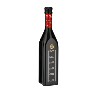 Gölles Rotweinessig Flasche vor schwarzem Hintergrund.