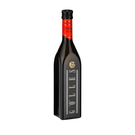 Gölles Tomatenessig Flasche auf schwarzem Hintergrund.