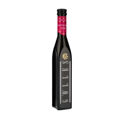 Gölles Zwetschkenessig Flasche vor schwarzem Hintergrund.