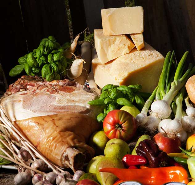 Feinkost mit Schinken, Käse, Gemüse, Kräutern und Obst.