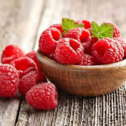 Himbeeren in einer Holzschale.