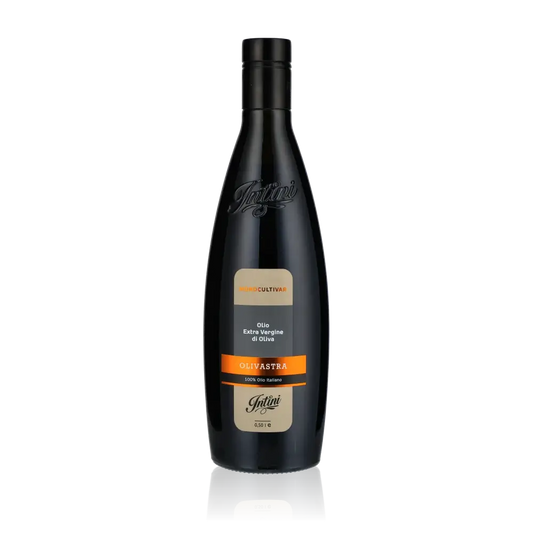 Intini Olivastra Olivenölflasche vor schwarzem Hintergrund.