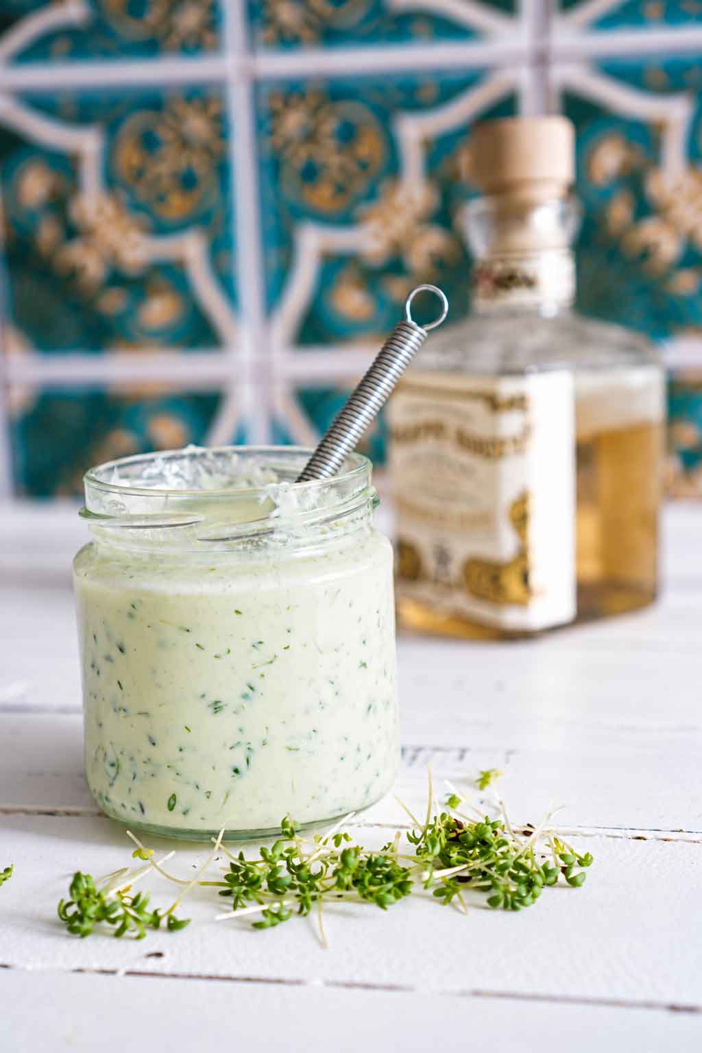 Dressingglas mit Kresse-Creme-Fraiche-Dressing