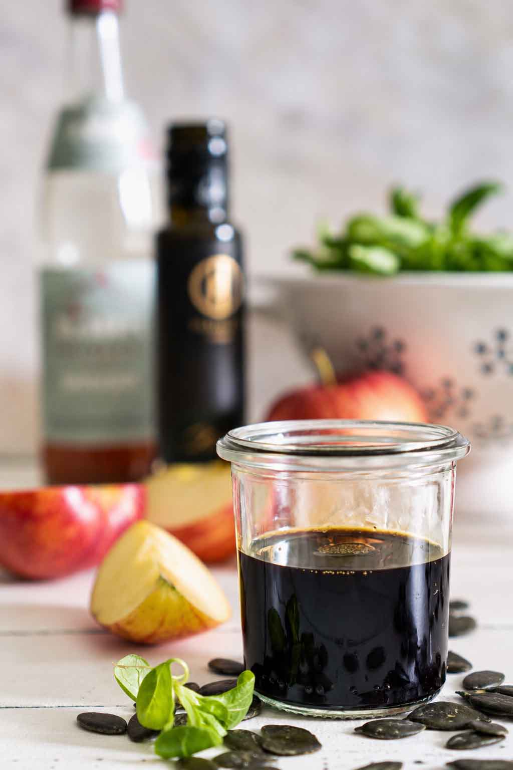 Dressingglas mit Kürbiskernöl-Apfelessig-Dressing