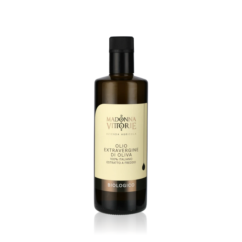 Madonna delle Vittorie Olivenöl Flasche vor weißem Hintergrund.