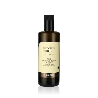 Madonna delle Vittorie Olivenöl Flasche vor weißem Hintergrund.