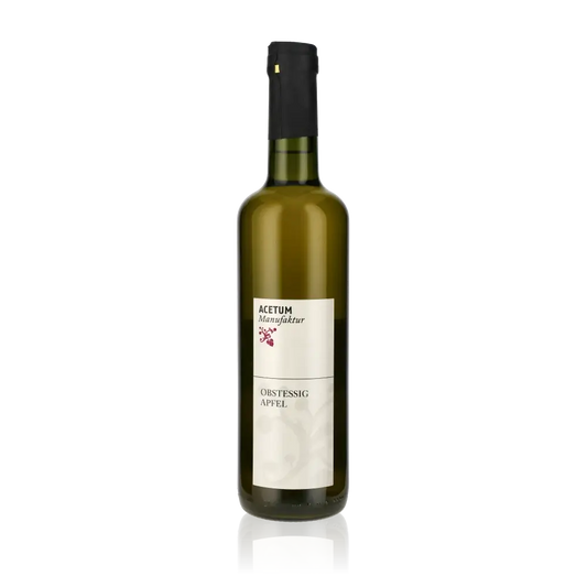 Flasche Martin Albrecht Apfelessig vor weißem Hintergrund.