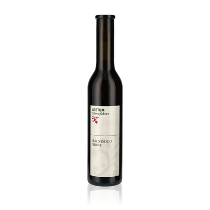 Flasche Acetum Manufaktur Birnen Balsamico Essig vor weißem Hintergrund.
