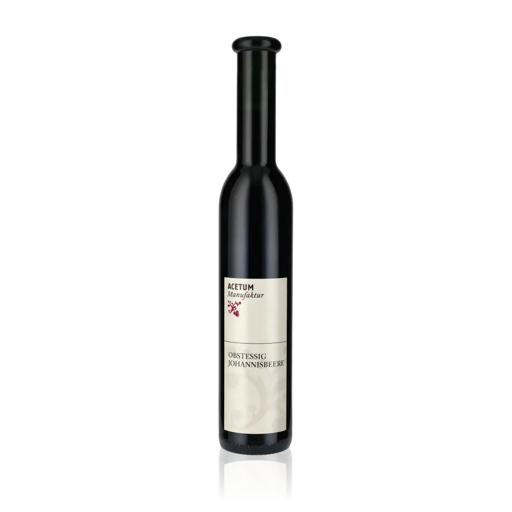 Flasche Acetum Manufaktur Johannisbeeressig vor weißem Hintergrund.