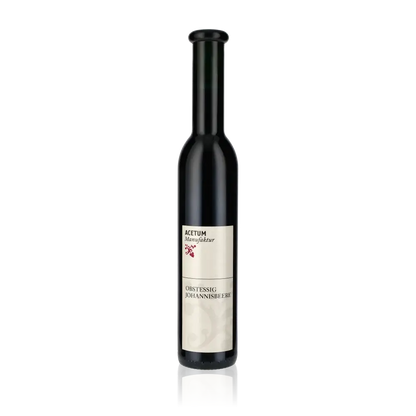 Flasche Acetum Manufaktur Johannisbeeressig vor weißem Hintergrund.