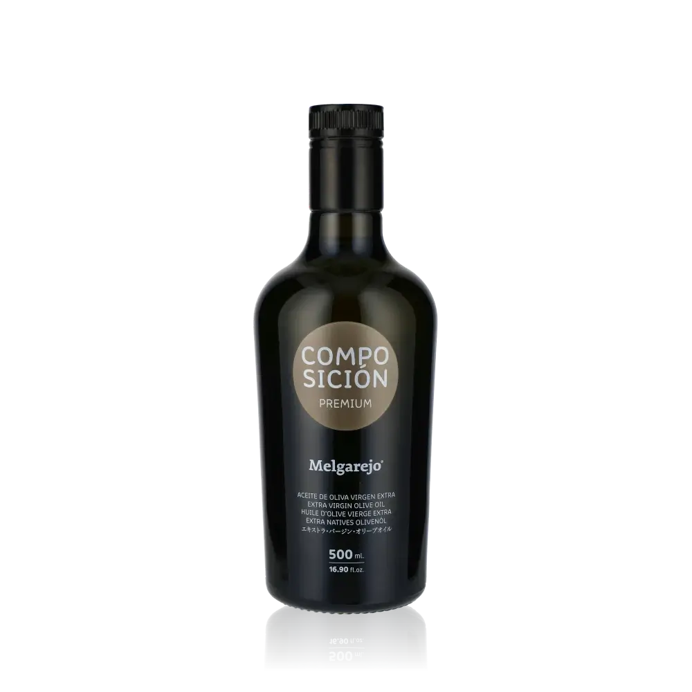 Olivenölflasche Melgarejo Composición 500 ml vor schwarzem Hintergrund.