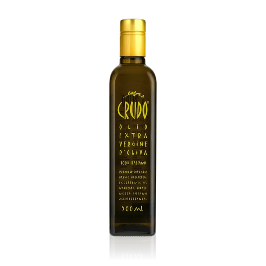 Olivenölflasche Crudo Extra Vergine 500ml vor schwarzem Hintergrund.