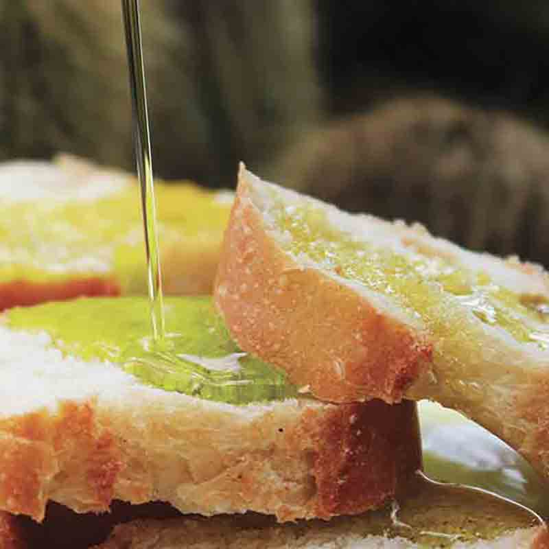 Brot mit Olivenöl beträufelt, Nahaufnahme.