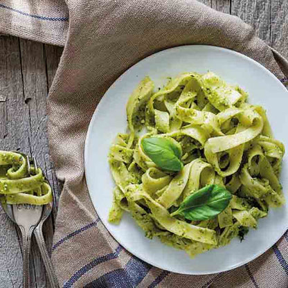 Pasta mit grünem Pesto, Basilikum.
