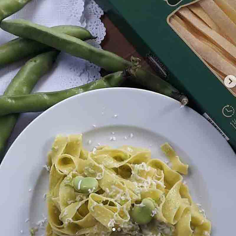 Pasta mit Bohnen und Parmesan auf weißem Teller.