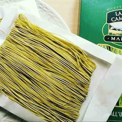 Grüne Pasta und Verpackung von La Campofilone sichtbar.