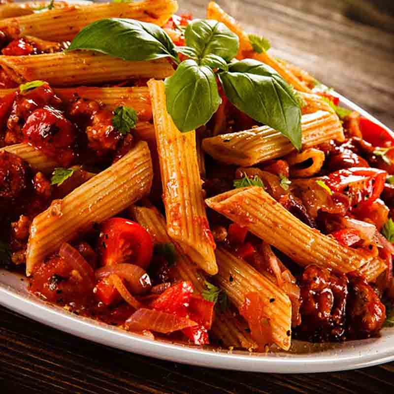 Penne mit Tomatensauce und Basilikum.