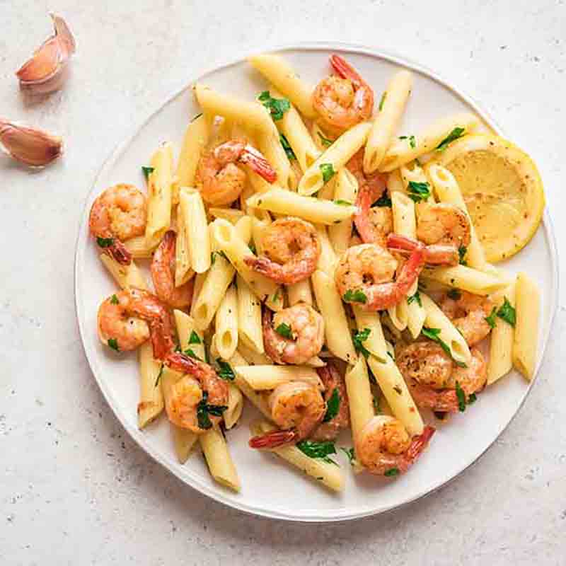 Penne mit Garnelen und Zitrone.