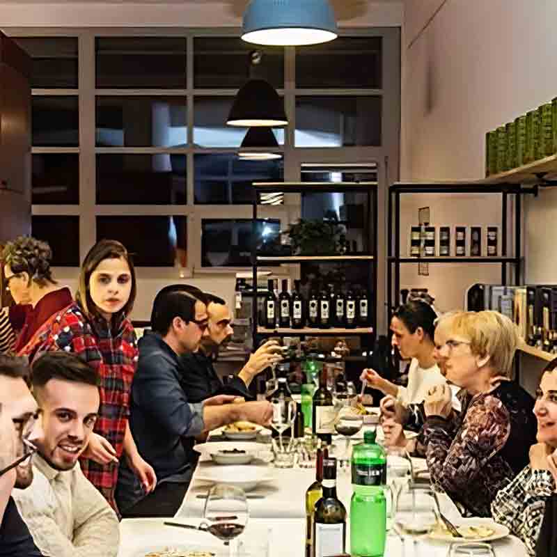 Menschen essen zusammen an einer reichlich gedeckten Tafel.