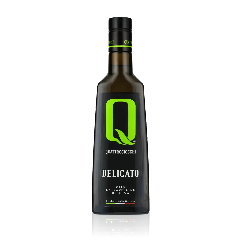 Quattrociocchi Delicato Olivenöl Flasche vor schwarzem Hintergrund.