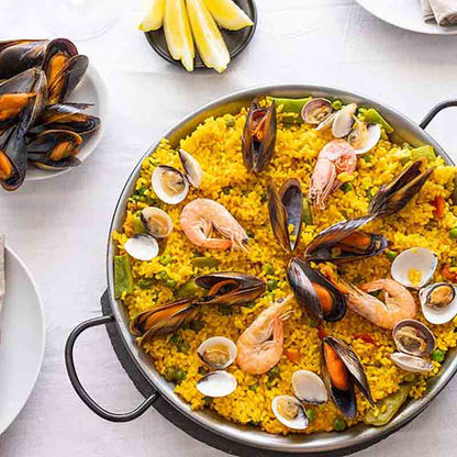 Paella mit Meeresfrüchten und Safran.